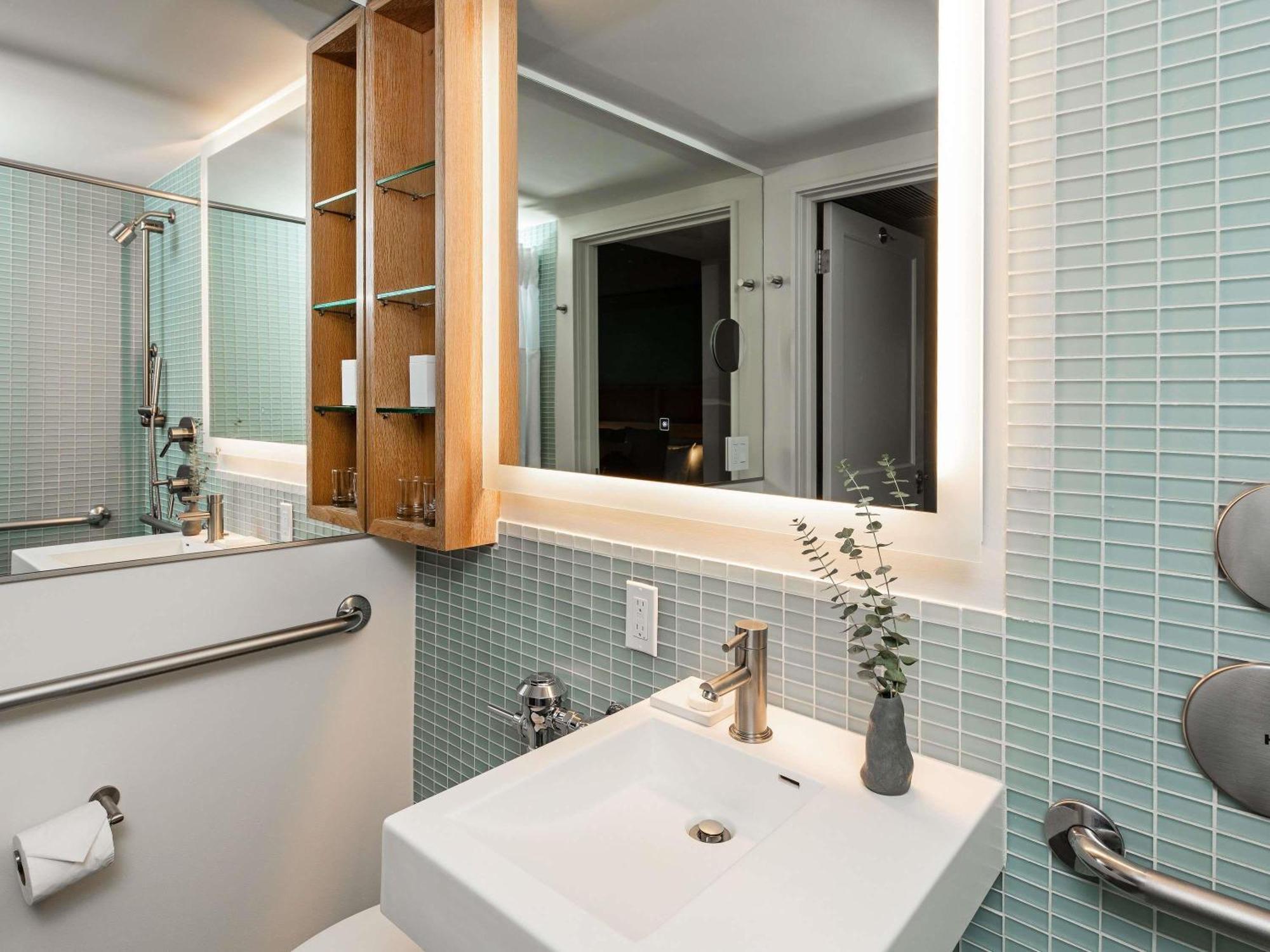 Deluxe King Room with City View - Mobility Accessible