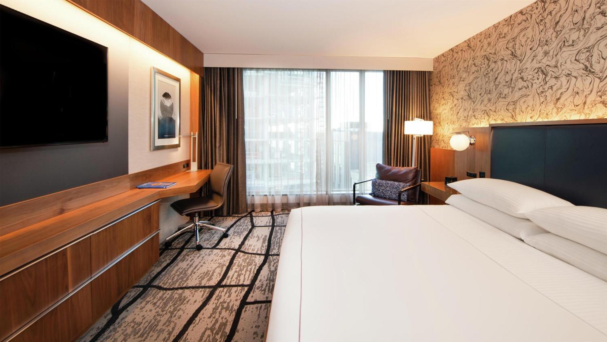 King Room with Roll-In Shower - Mobility Access