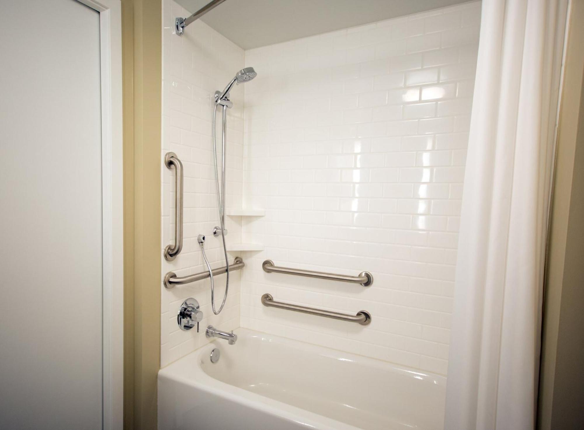 King Studio Suite Mobility Access Tub or Non-Smoking