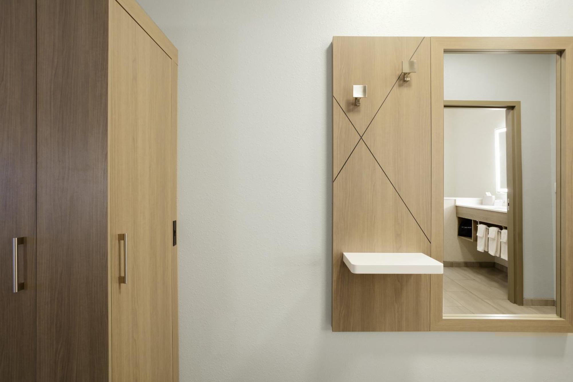 Standard King Room Bath Tub