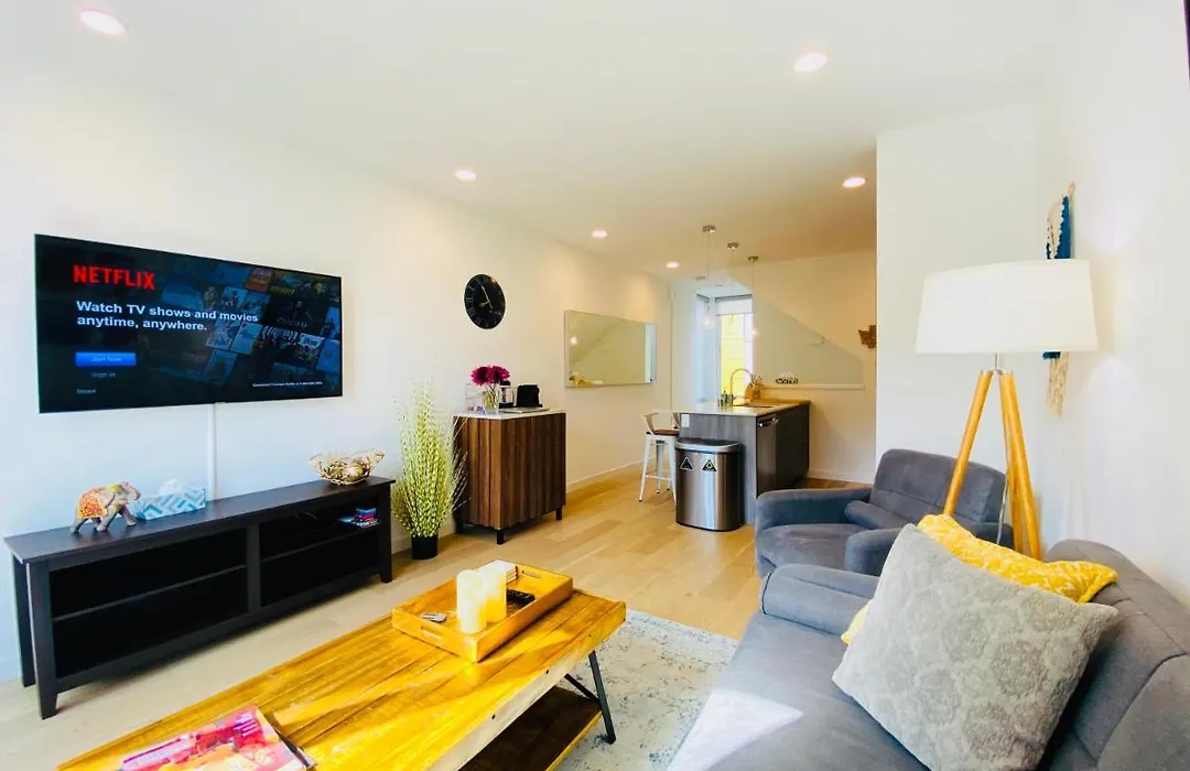 Modern Ballard Townhouse - 92 Walkscore & Rooftop!-1