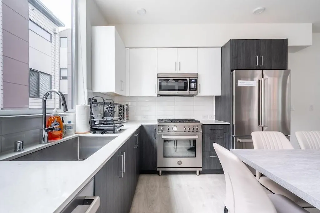 Elegant Townhome In Green Lake-1