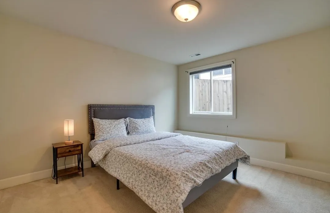 Near Public Transit & Walkable! Airy Seattle Apt-1