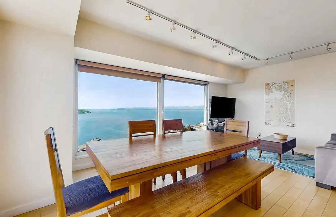 Newmark Bayview Luxury Suite-1