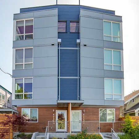 Rooftop Patio With Waterview, Private Garden & Grill 3Br 3Ba- Modern Cityscape-2