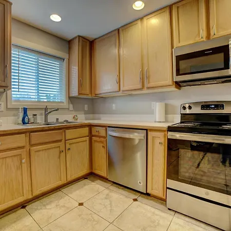 Cozy 2 Bedroom Townhouse In Northgate-2