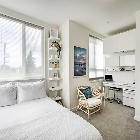 Stylish Townhome In Ballard-2