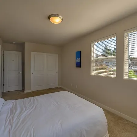 Seattle Urban Village -Private Room- Vashon - Roof Top View Deck-2