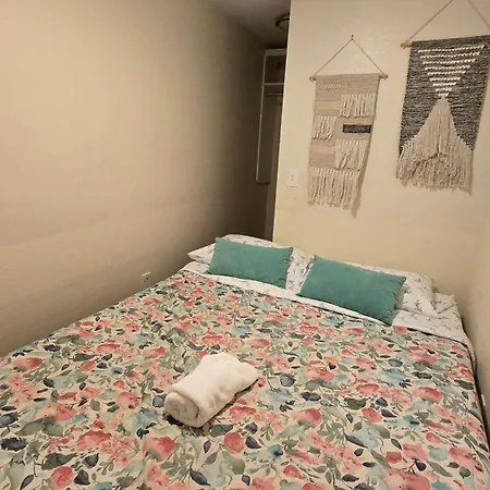 Lovely 1 Bedroom Condo In The Heart Of Seattle!-2