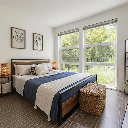 King Bed Spacious Apartment Gym Rooftop Free Parking-3